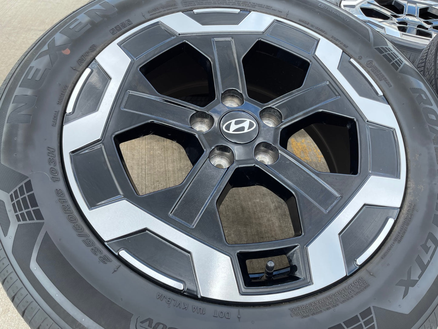 18" Hyundai Santa Fe Cruz OEM wheels rims 52910 Black 2023 2024 2025 2026