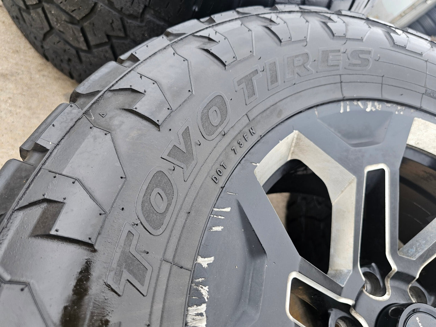 20" 20x9 Black Widow Chevy Silverado Tahoe OEM GMC Sierra wheels rims 35" TOYO
