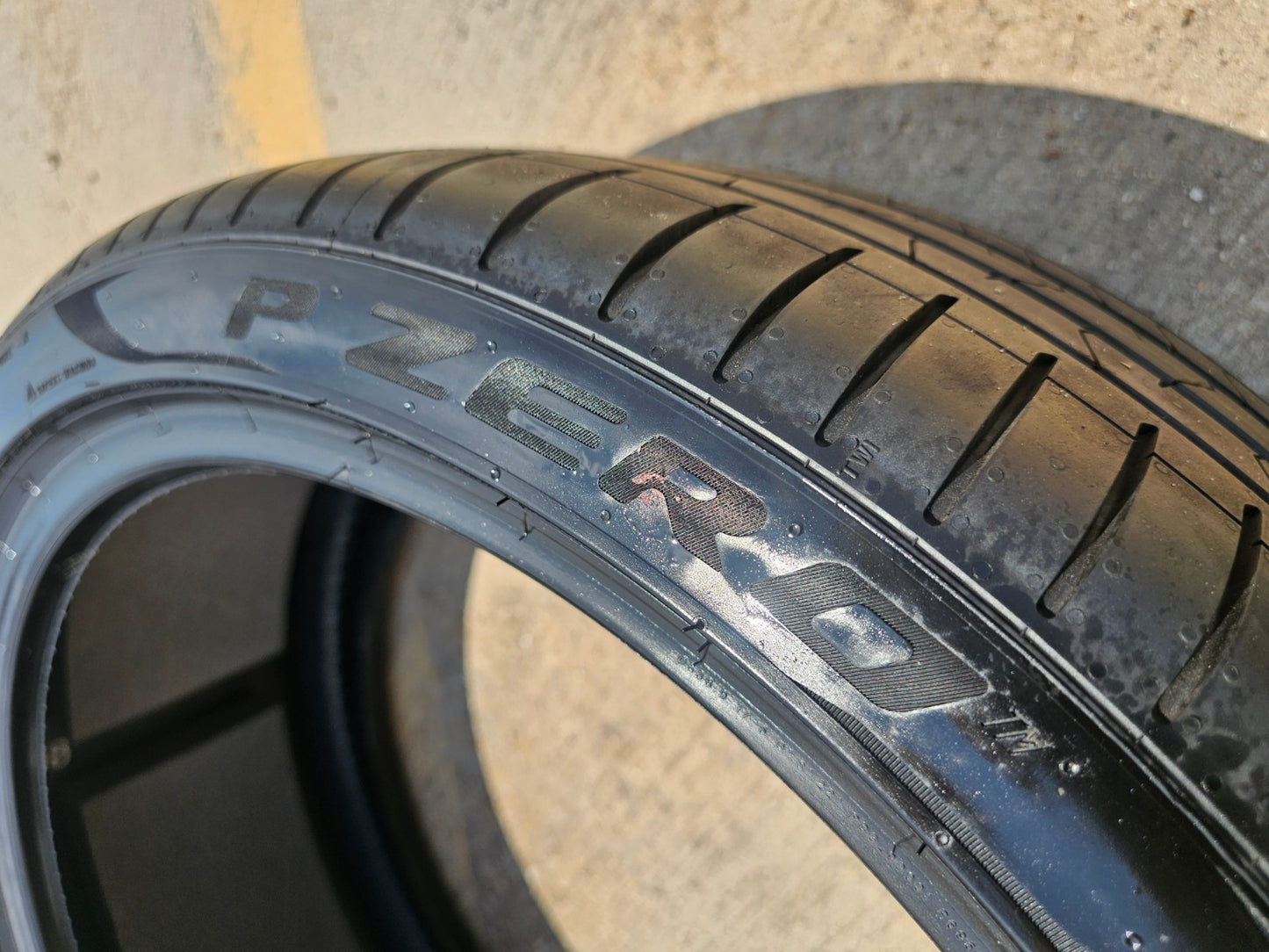 (1) 265/35/21 Pirelli P Zero tire Elect LM1 NEW take off!
