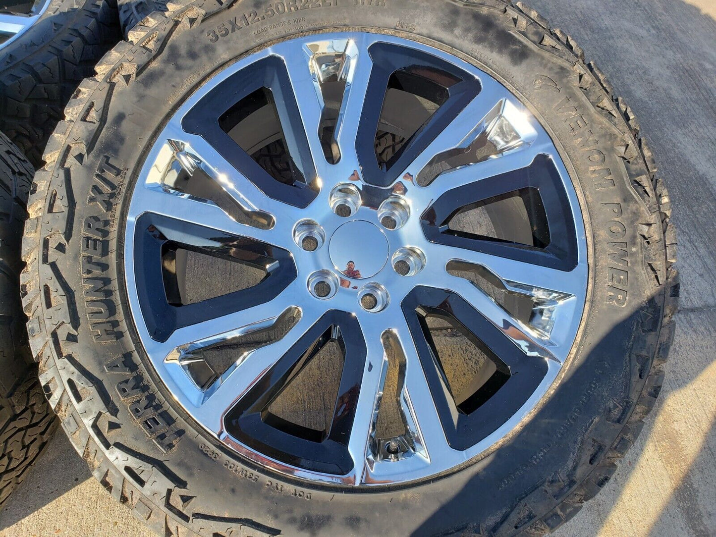 22" Chevy Tahoe Suburban OEM Replica 5907 5901 wheels rims Silverado 35" tires