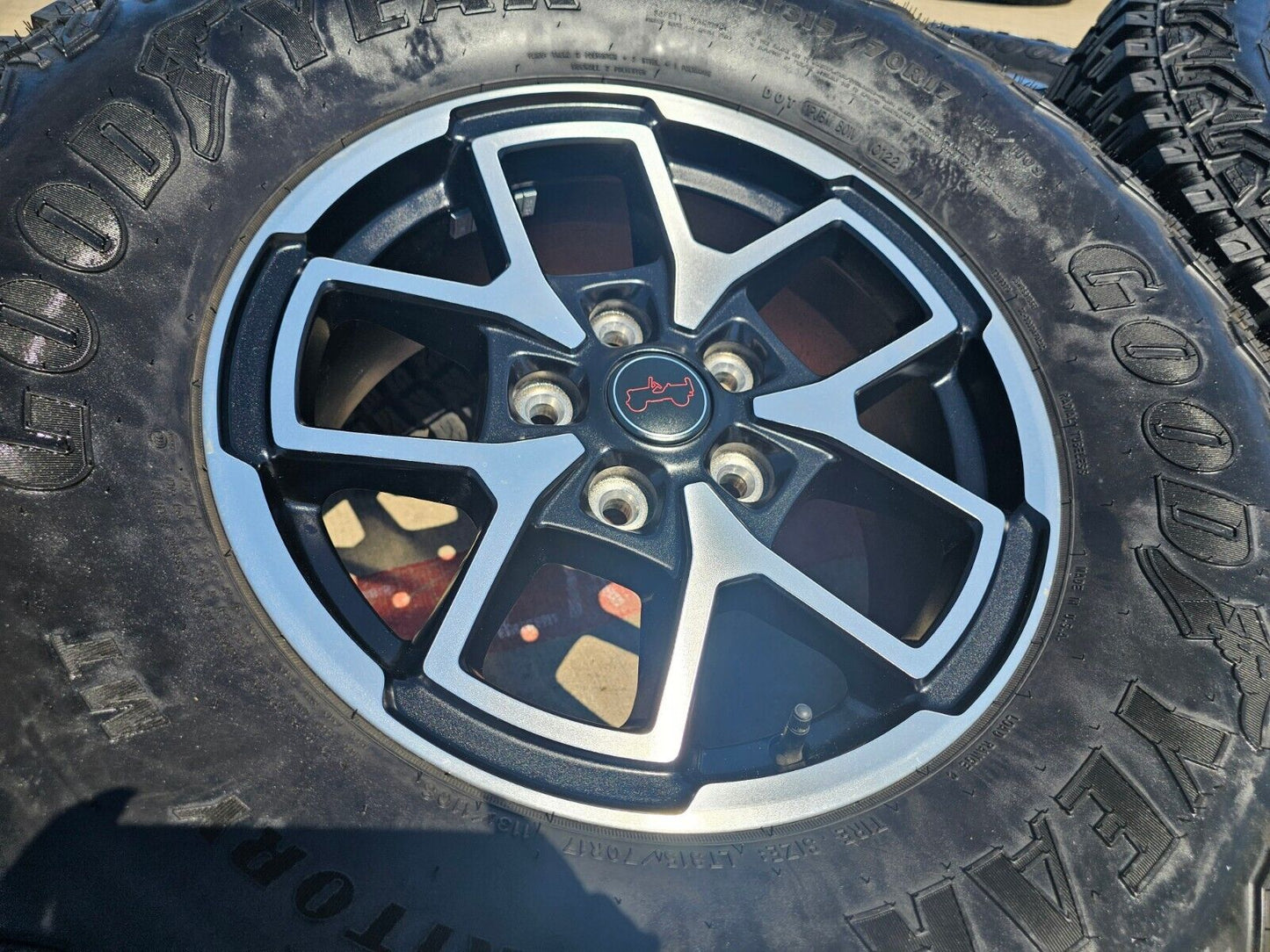 17" Jeep Wrangler Rubicon OEM 9237 wheels rims Gladiator tires 2024 2025 NEW 35"