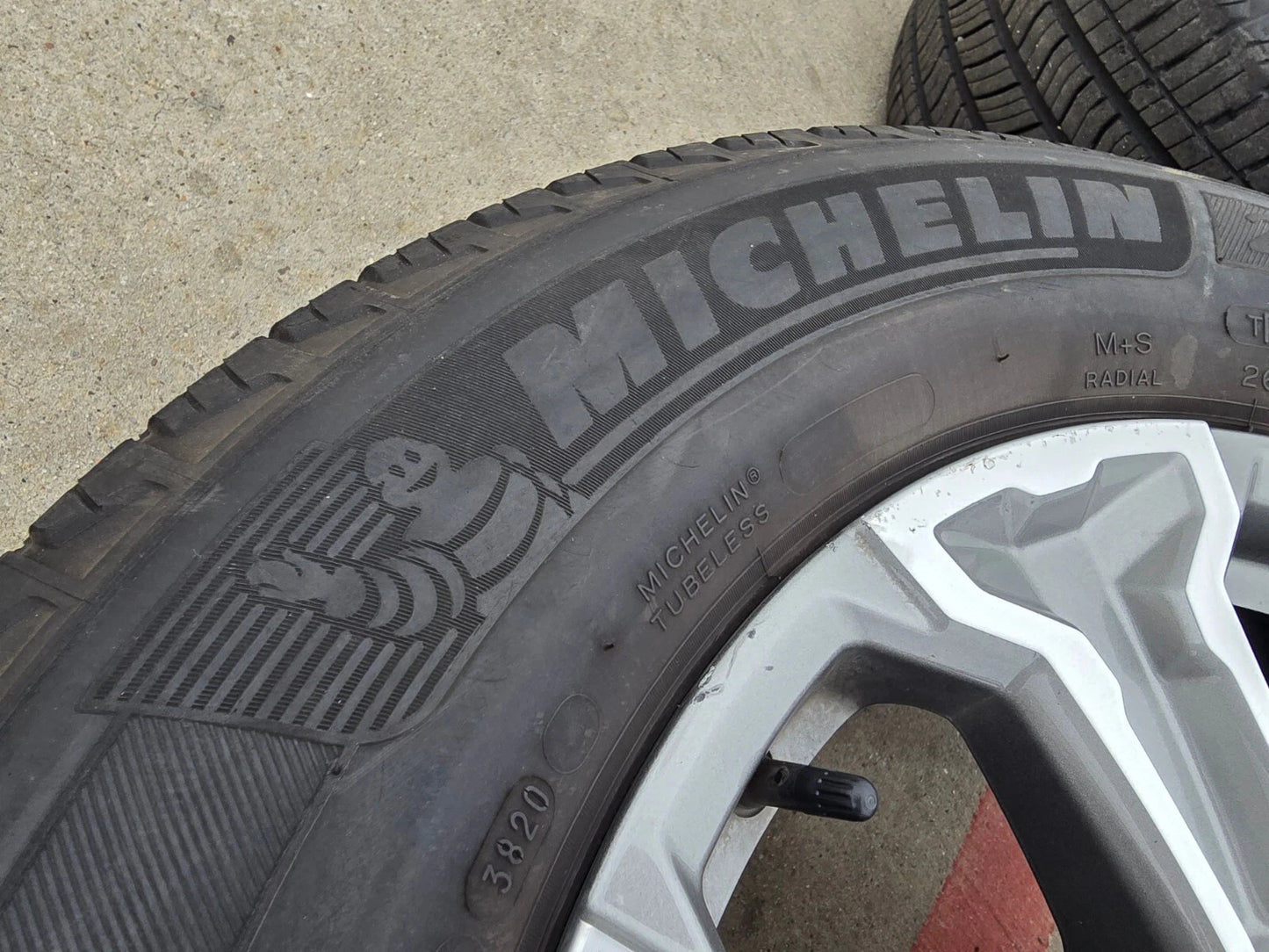 18" GMC Sierra AT4 Chevy Silverado OEM 5910 wheels rims MICHELIN