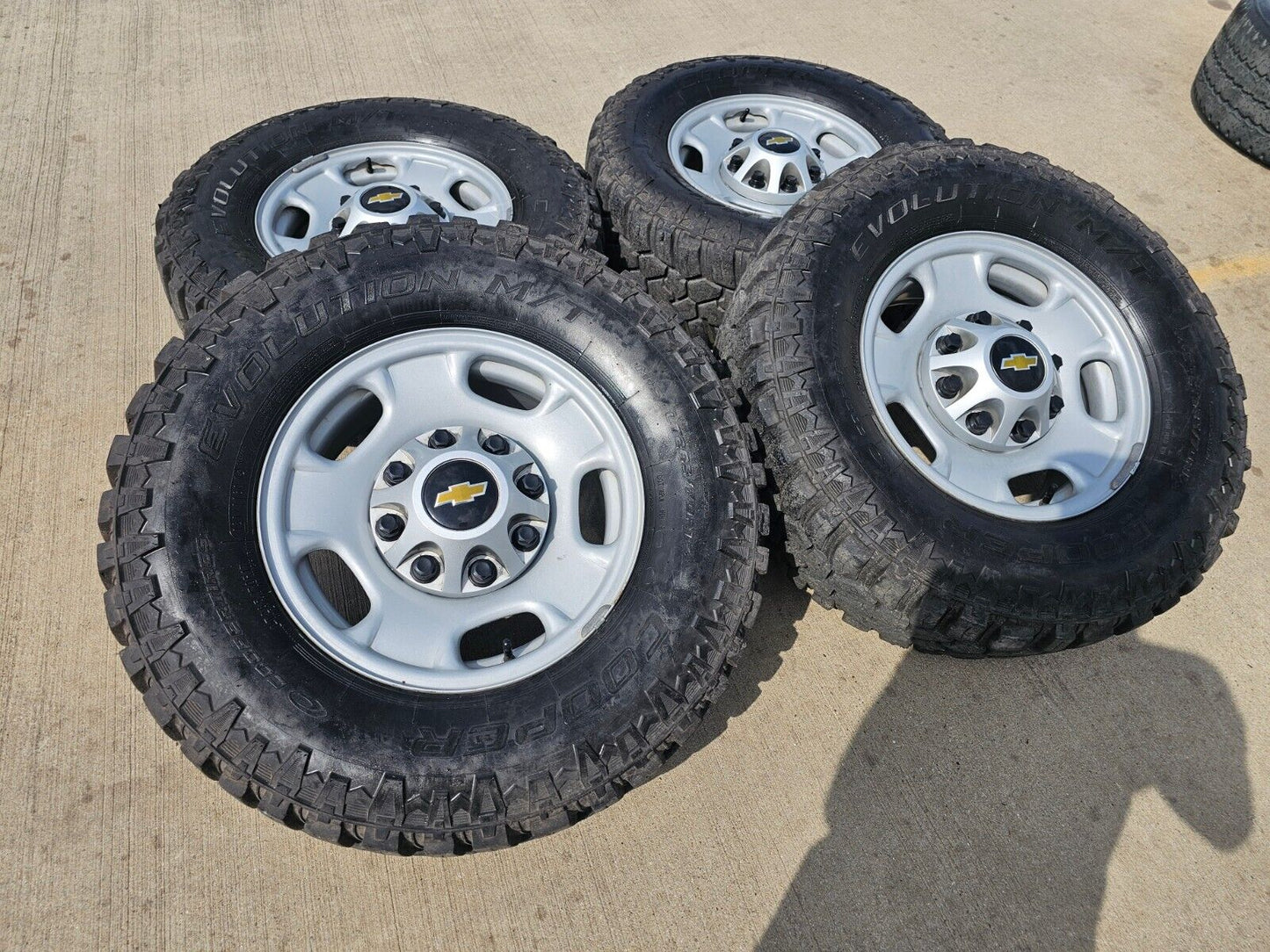 17" Chevy Silverado GMC Sierra 2500 OEM 8095 wheels rims 33" M/T