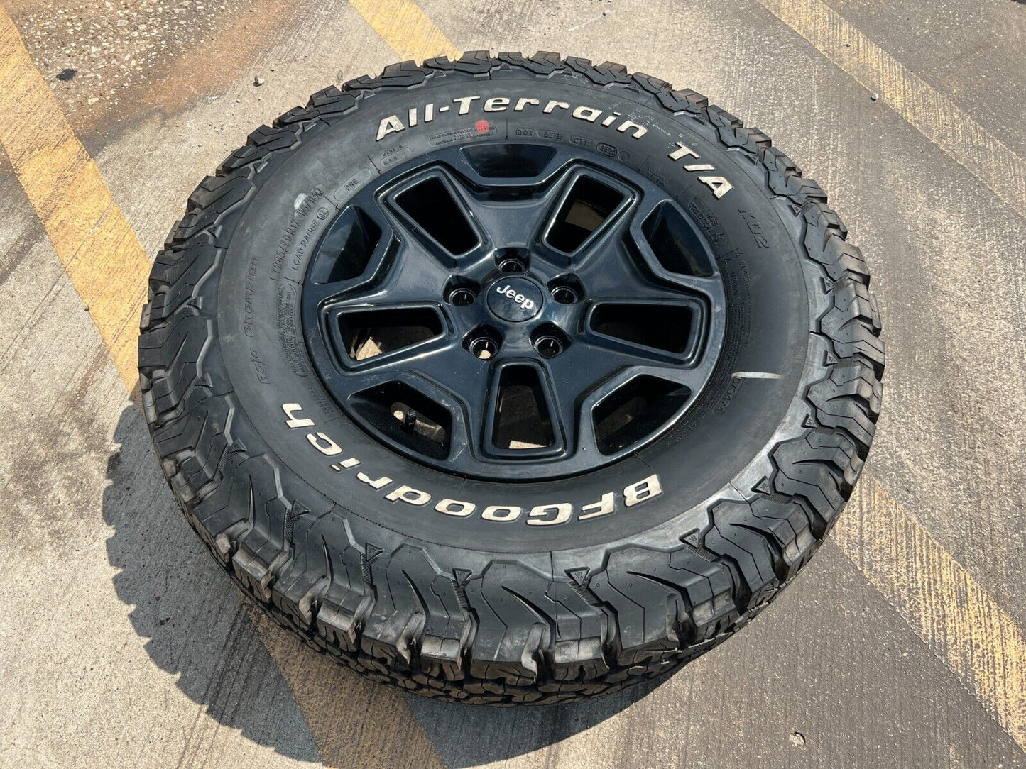 17" Jeep Wrangler OEM wheel rim SPARE 9118 tire spare BFG 33"