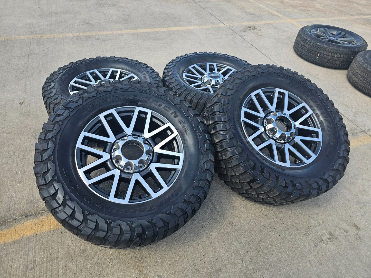 20" Ford F-250 F-350 OEM 10104 LARIAT rims wheels BFG KM2 37"