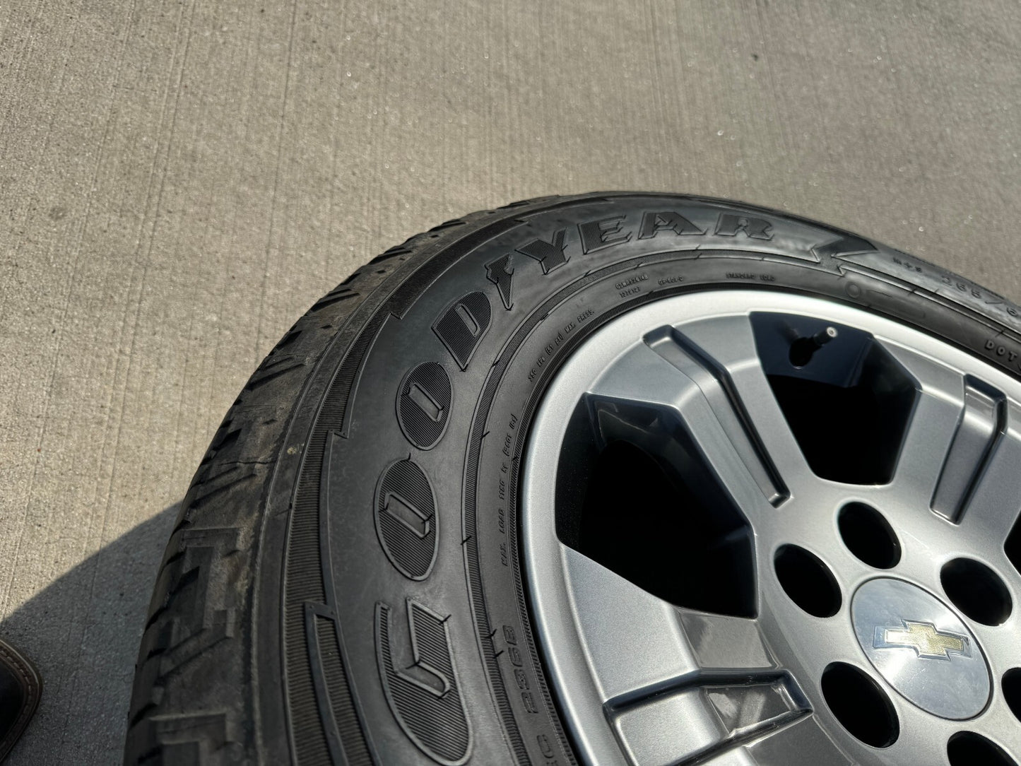 18" Chevy Tahoe Suburban GRAY Z71 OEM 5647 5753 wheels tires Silverado 1500