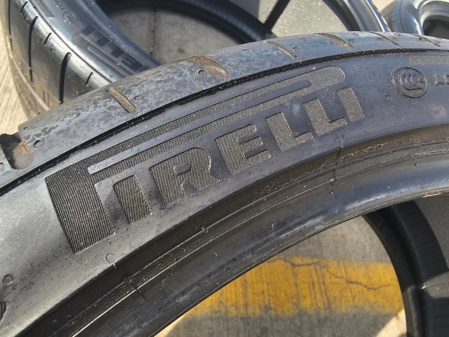 (2) 225/35/19 + (2) 285/35/20 Pirelli P Zero Corsa tires McLaren