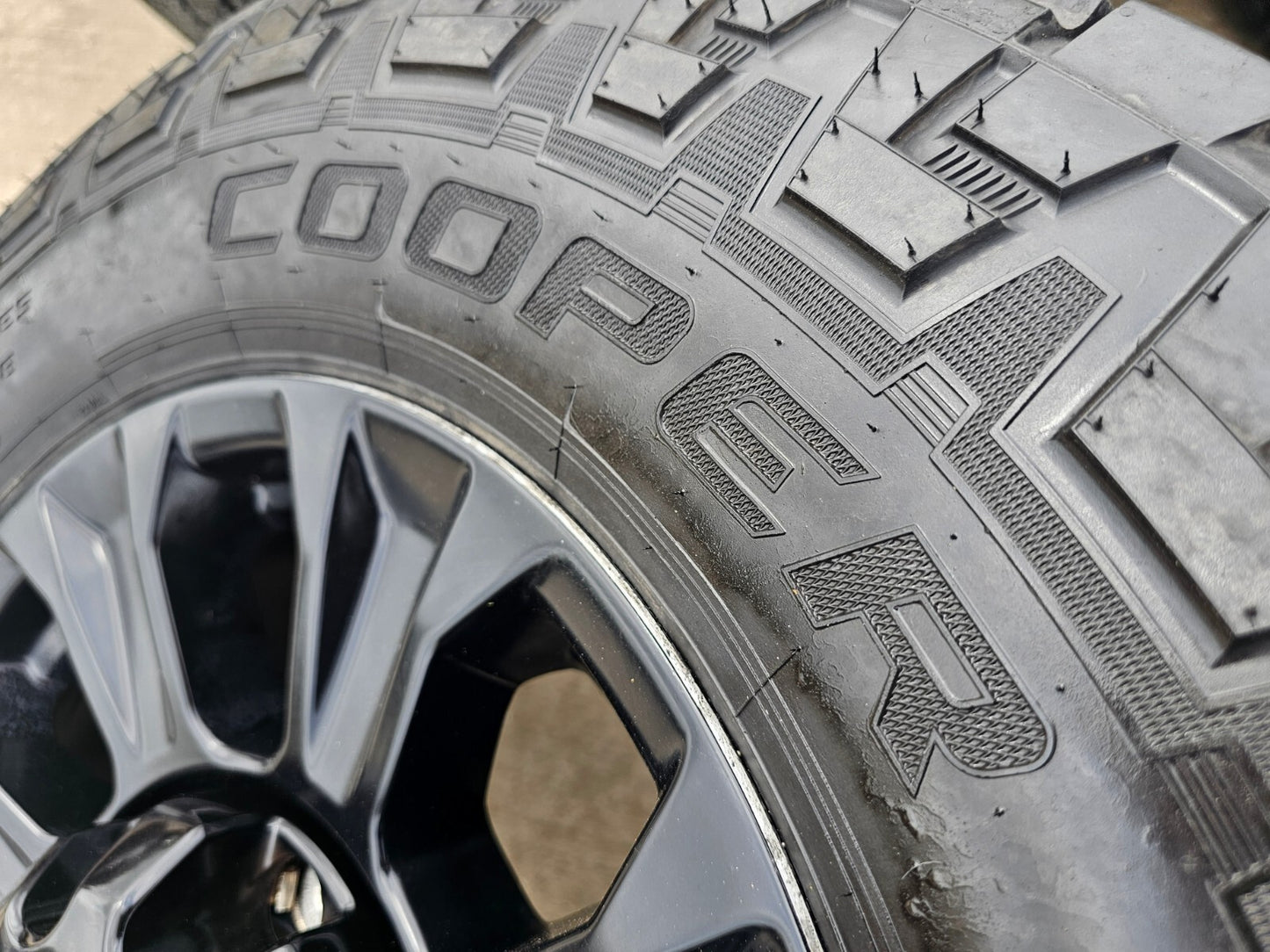 18" Ford F-250 F-350 OEM TREMOR black rims wheels 10097 tires COOPER 33"