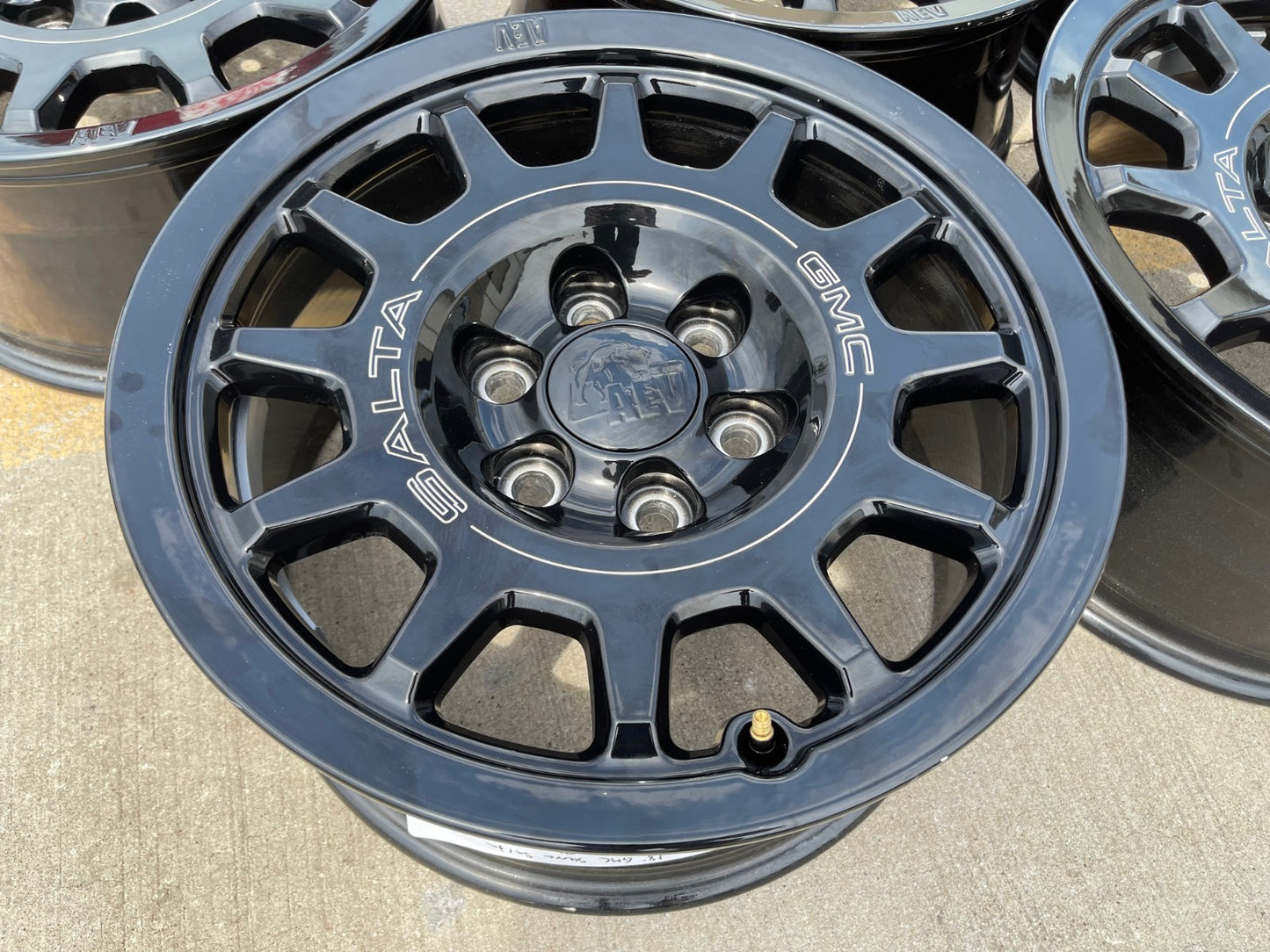 (5) 18" AEV SALTA GMC Sierra AT4X Chevy Silverado OEM rims wheels 2024 2025 2026