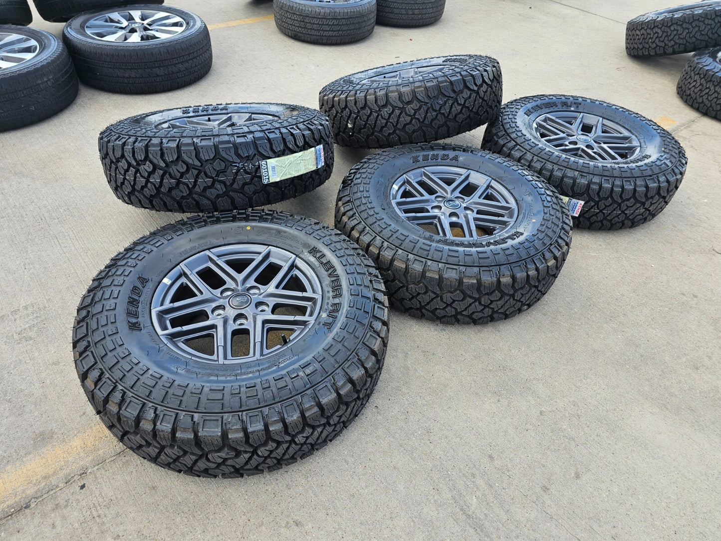 17" Jeep Wrangler Rubicon OEM wheels rims 51649 Gladiator tires NEW 35"