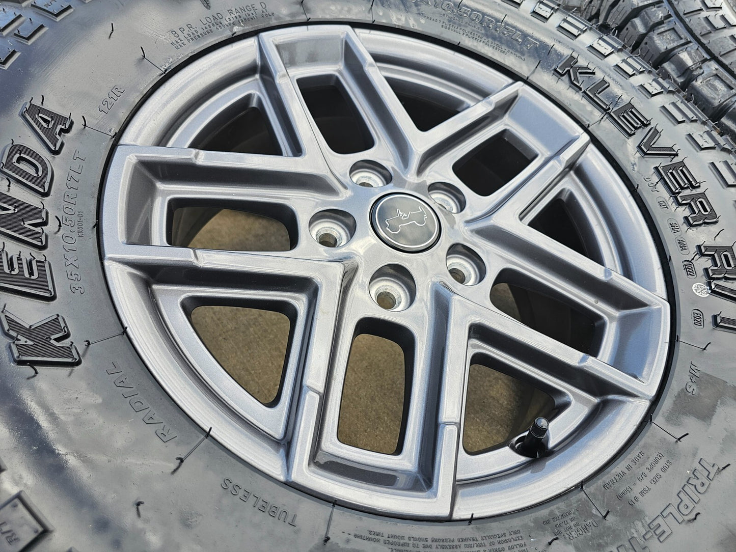 17" Jeep Wrangler Rubicon OEM wheels rims 51649 Gladiator tires NEW 35"