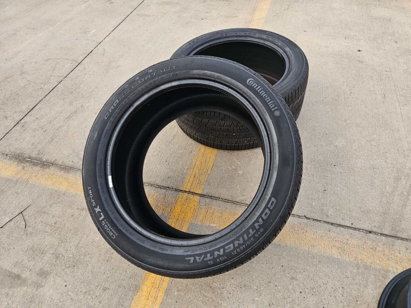 (1) 315/40/21 Continental Cross Contact LX Sport tire