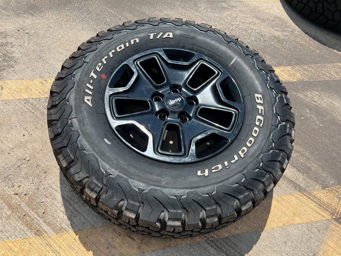 17" Jeep Wrangler OEM wheel rim SPARE 9118 tire spare BFG 33"