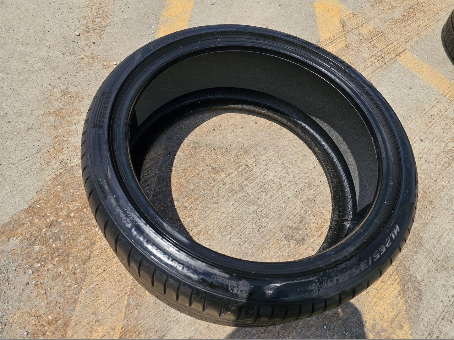 (1) 265/35/21 Pirelli P Zero tire Elect LM1 NEW take off!