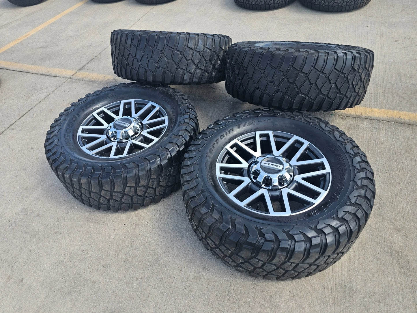 20" Ford F-250 F-350 OEM 10104 LARIAT rims wheels BFG KM2 37"