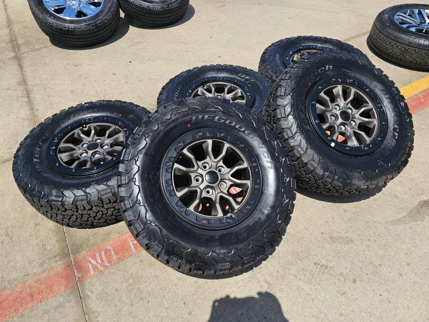 17" Jeep Wrangler 392 Gladiator Rubicon OEM 9304 95240 BEADLOCK wheels rims NEW