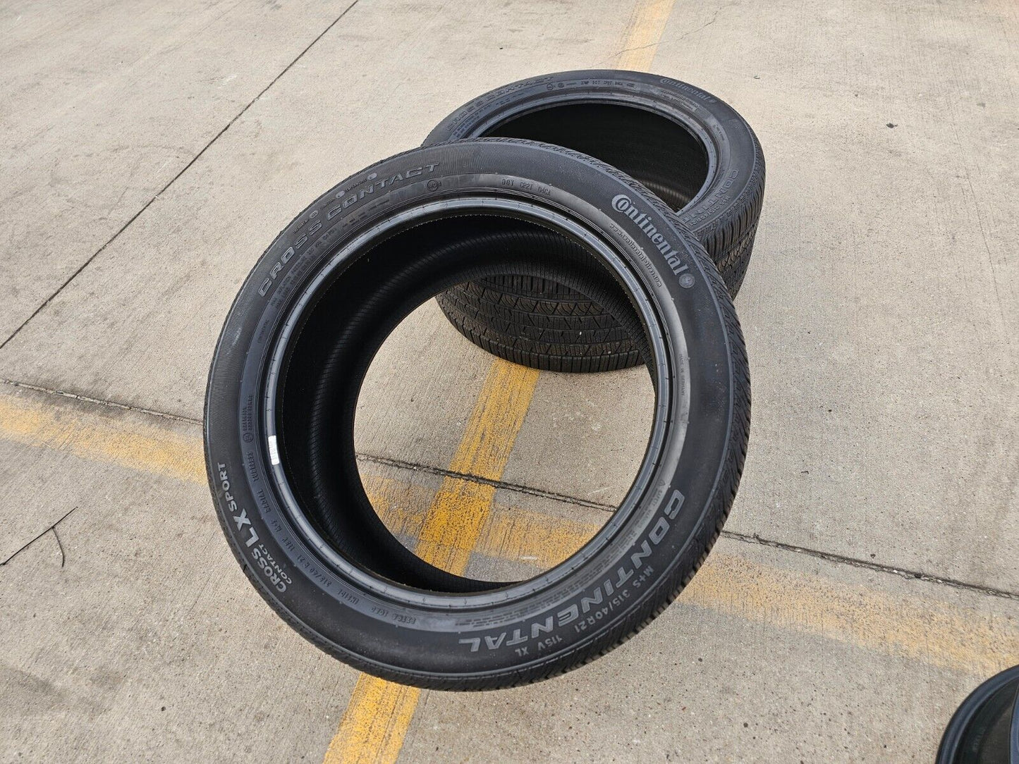 (1) 315/40/21 Continental Cross Contact LX Sport tire