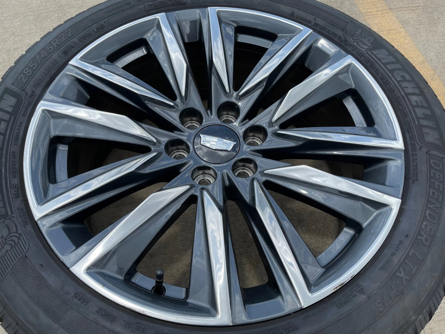 (1) 22" Cadillac Escalade OEM Platinum wheel rim 4869 95028 tire MICHELIN