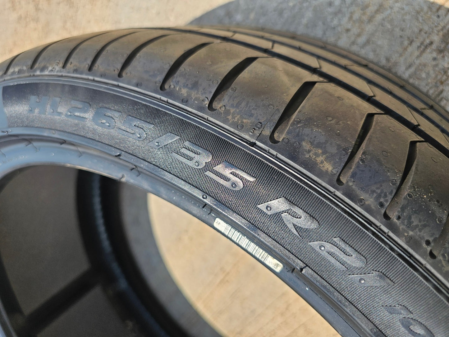 (1) 265/35/21 Pirelli P Zero tire Elect LM1 NEW take off!