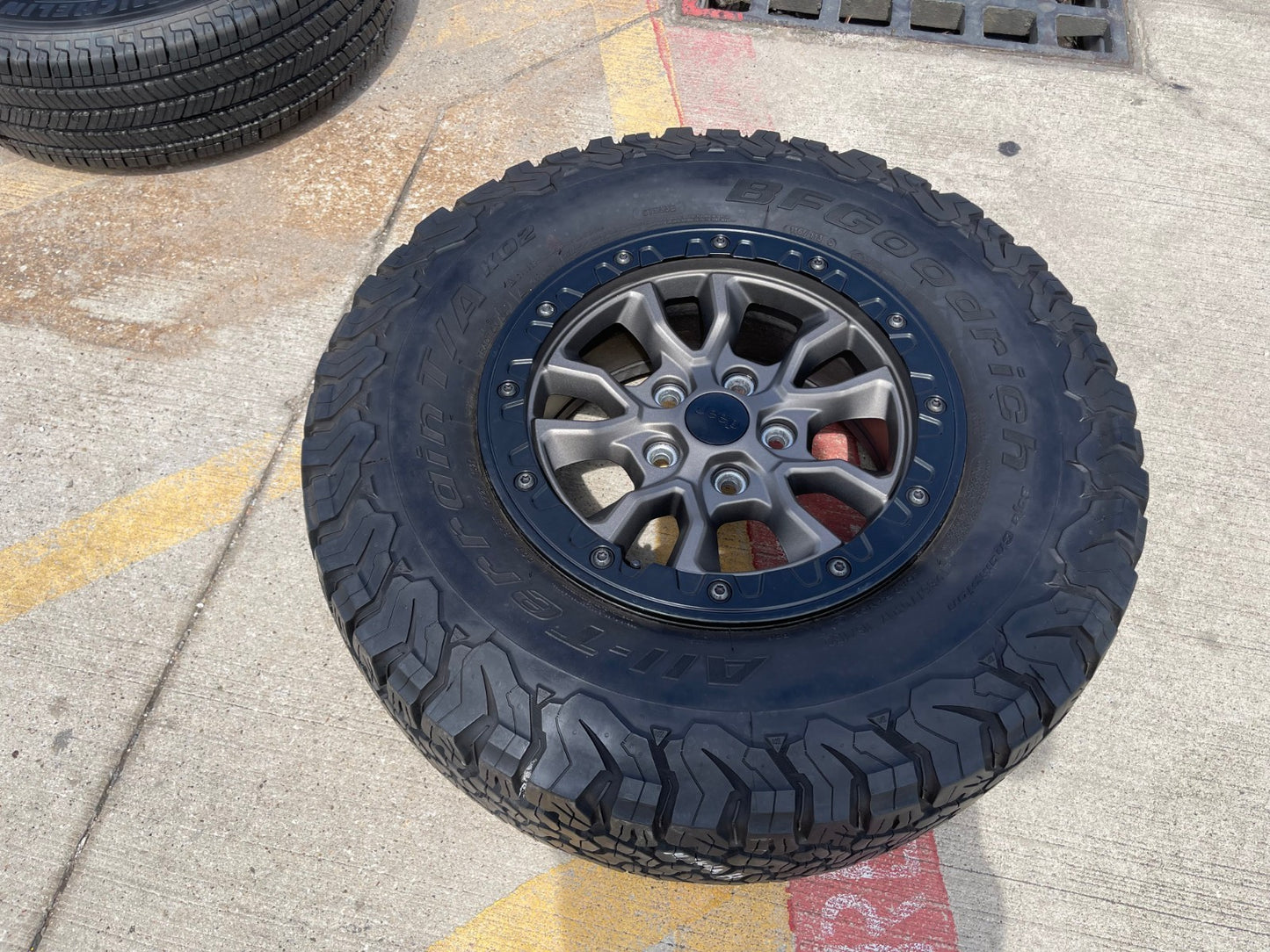17" Jeep Wrangler 392 Gladiator Rubicon OEM 9304 95240 BEADLOCK wheel rim BFG