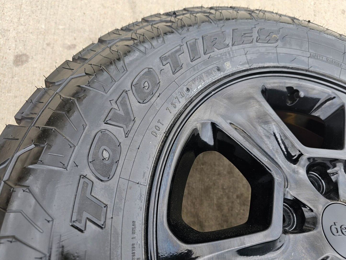 17" Jeep Grand Cherokee OEM wheels rims 9135 black TOYO tires A/T3 NEW
