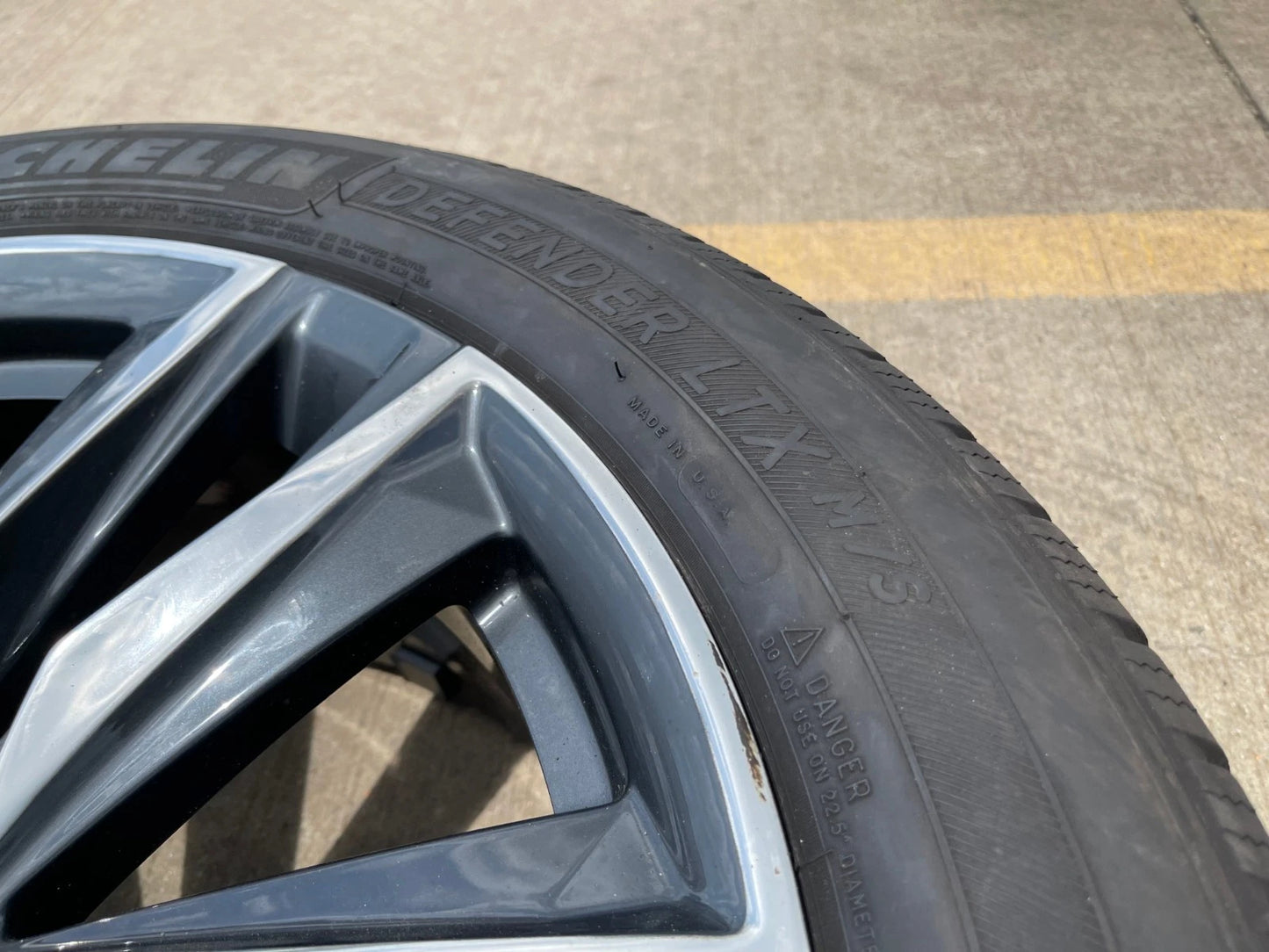 (1) 22" Cadillac Escalade OEM Platinum wheel rim 4869 95028 tire MICHELIN