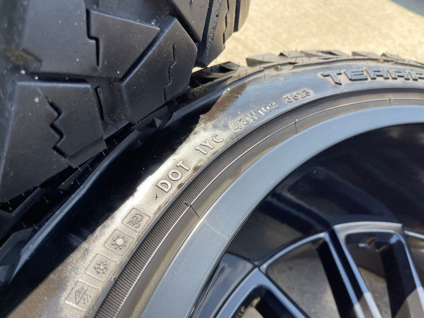 22x12 Hostile Predator Ford F-150 Expedition -44 wheels rims 6x135 tires 33"
