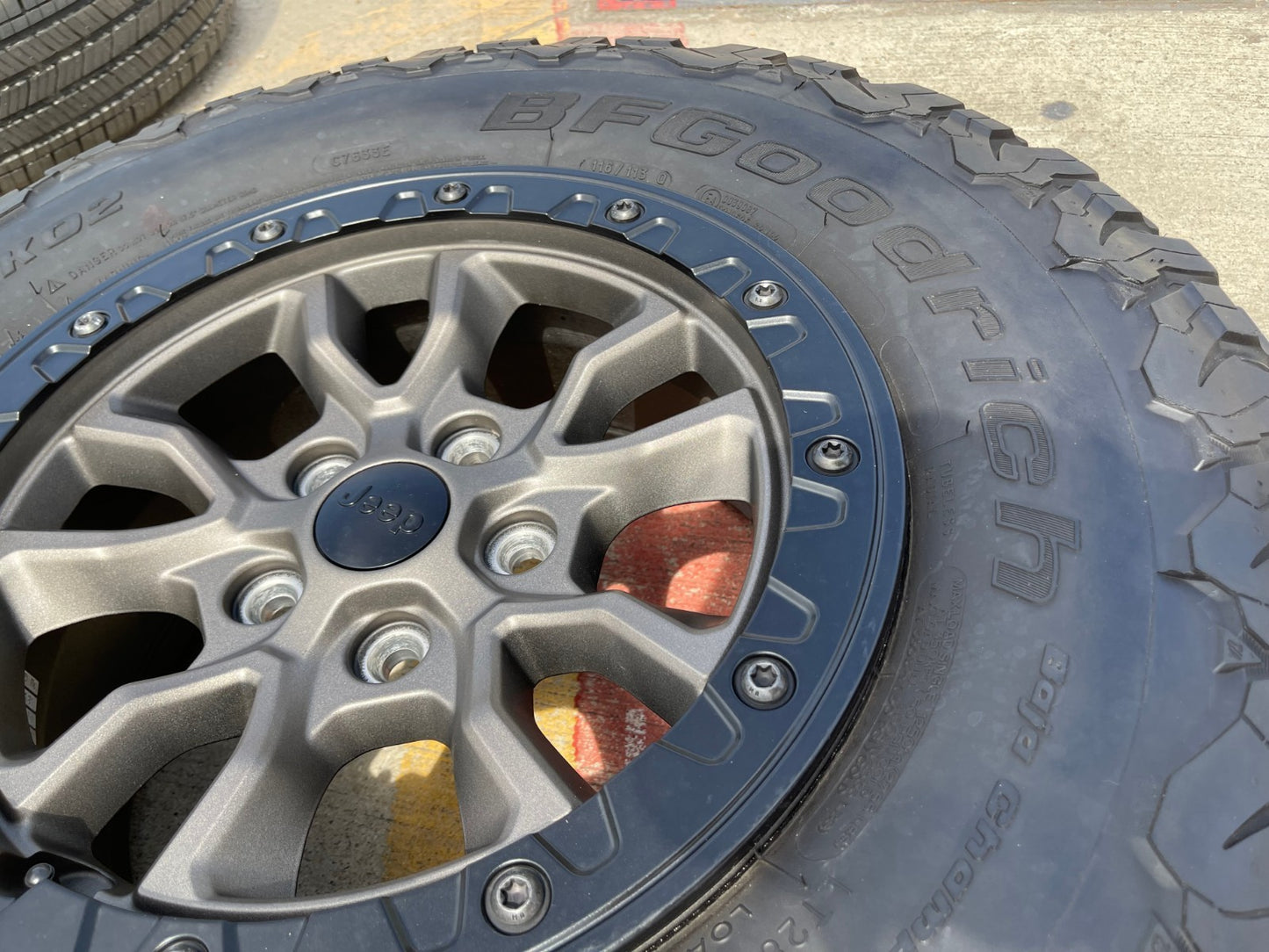 17" Jeep Wrangler 392 Gladiator Rubicon OEM 9304 95240 BEADLOCK wheel rim BFG