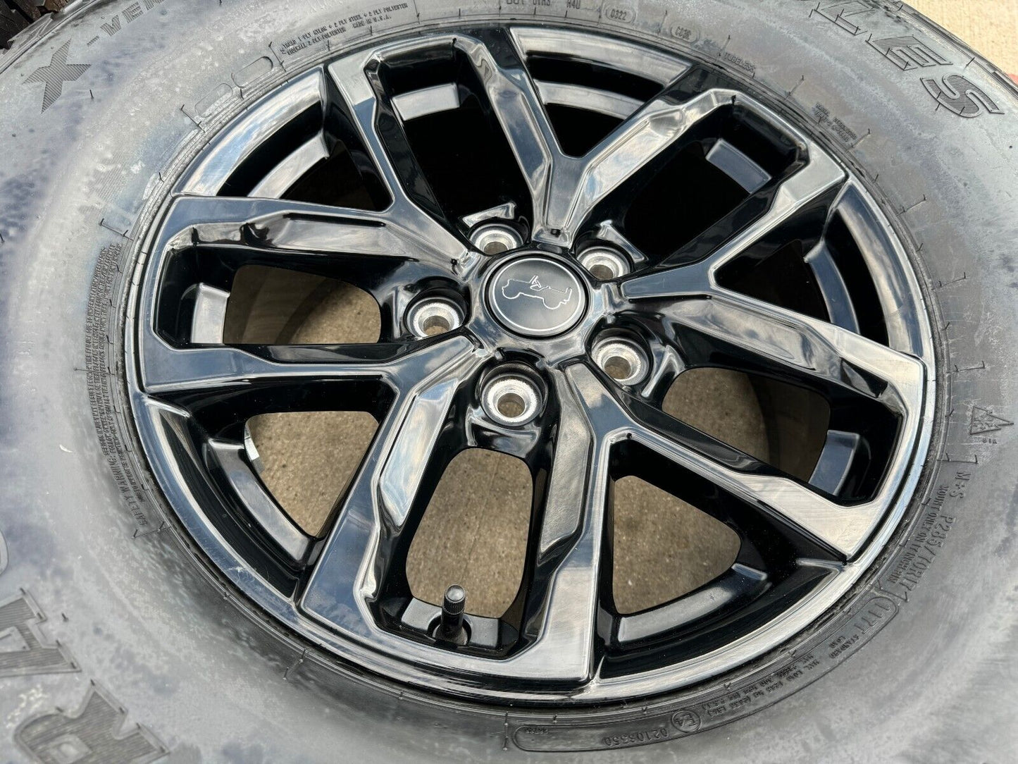 17" Jeep Wrangler Rubicon Sport OEM wheels rims 9301 95329 Gladiator 2023 2024