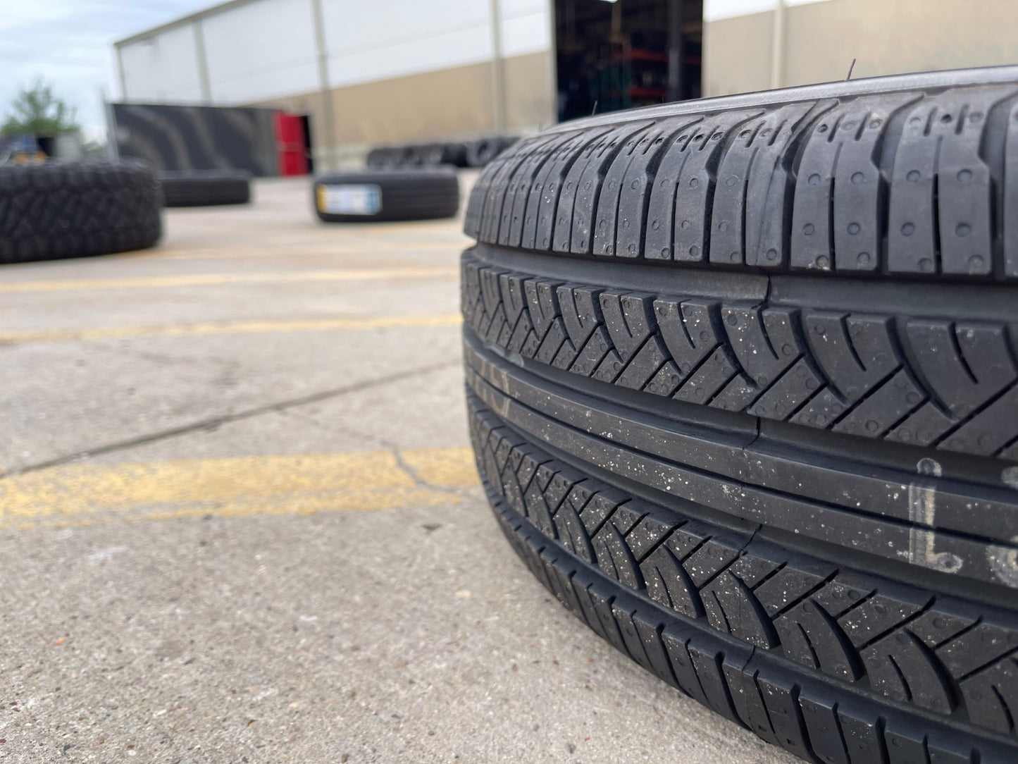 (1) 205/60/16 Yokohama Avid Touring S tire P205/60r16 NEW