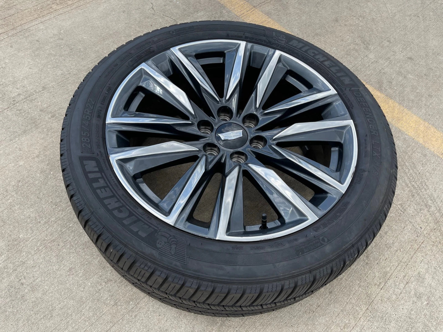 (1) 22" Cadillac Escalade OEM Platinum wheel rim 4869 95028 tire MICHELIN