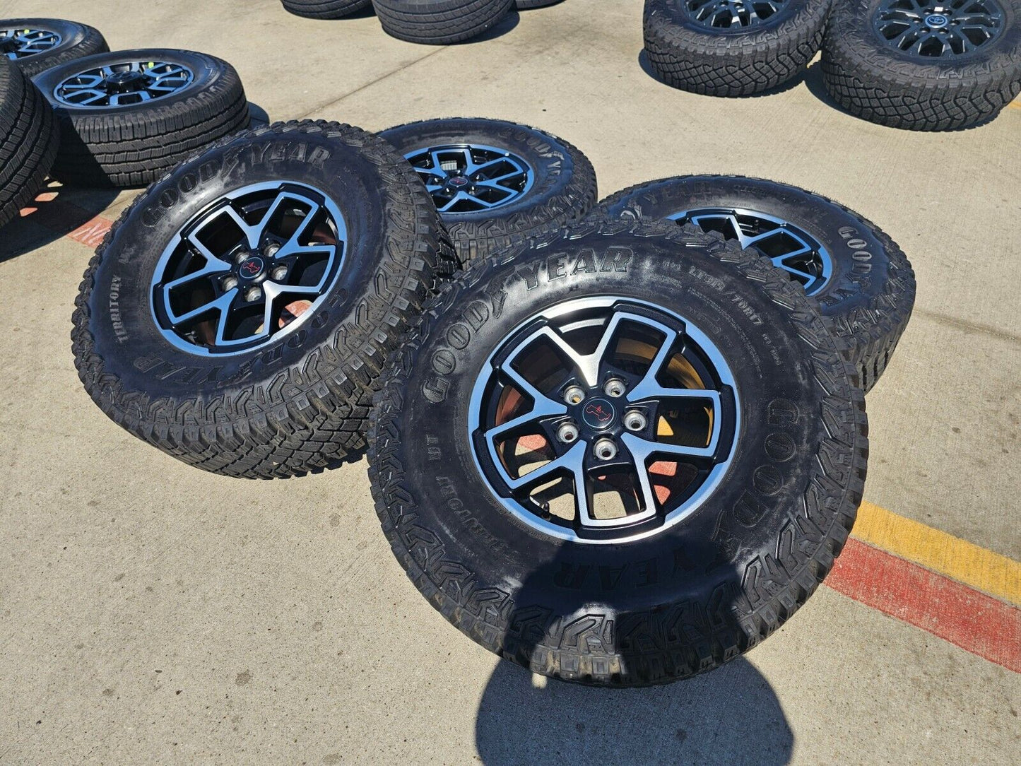 17" Jeep Wrangler Rubicon OEM 9237 wheels rims Gladiator tires 2024 2025 NEW 35"