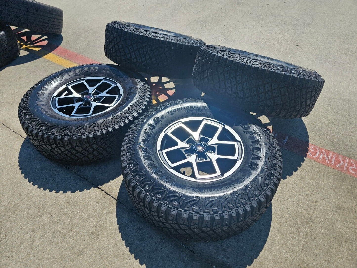 17" Jeep Wrangler Rubicon OEM 9237 wheels rims Gladiator tires 2024 2025 NEW 35"