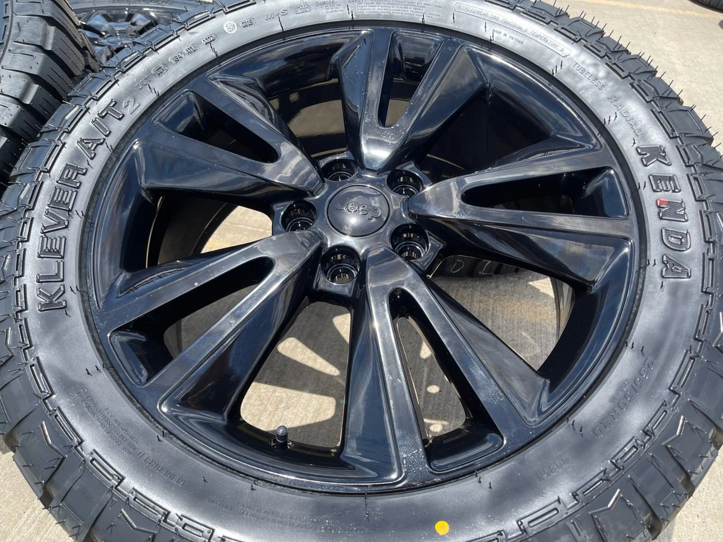 20" Jeep Grand Cherokee L OEM wheels rims 2393 KENDA tires NEW