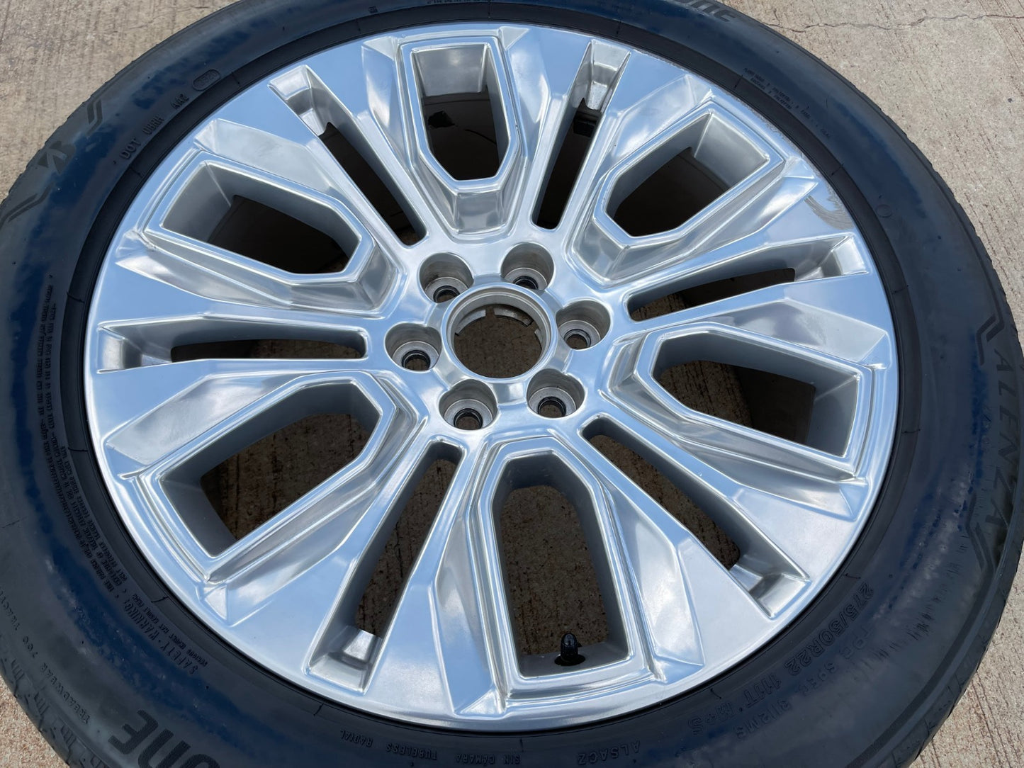 22" GMC Yukon Sierra DENALI Chevy Silverado OEM spare wheel rim 5943 tire