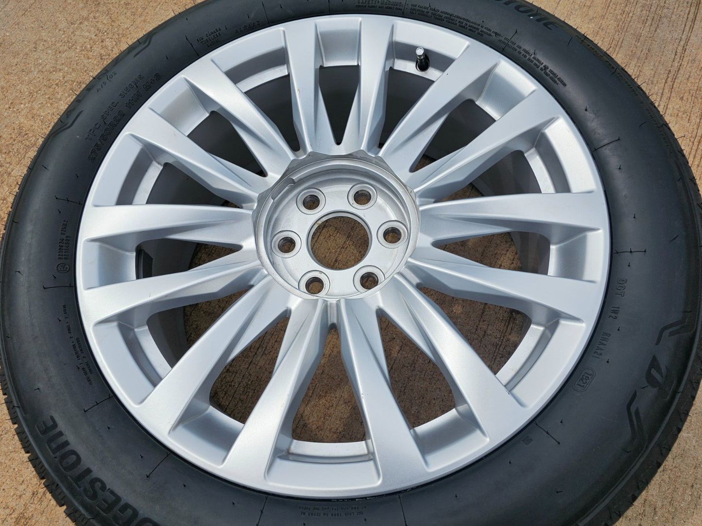 (1) 22" Cadillac Escalade Platinum OEM wheel rims Silver 95026 tire Spare