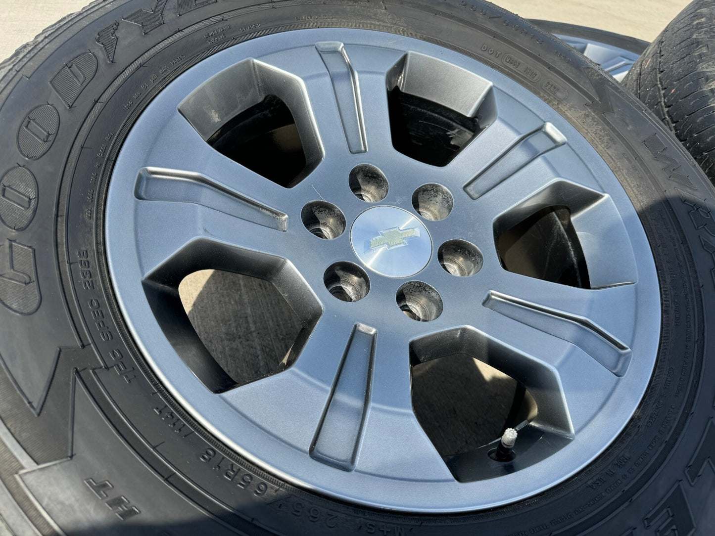 18" Chevy Tahoe Suburban GRAY Z71 OEM 5647 5753 wheels tires Silverado 1500