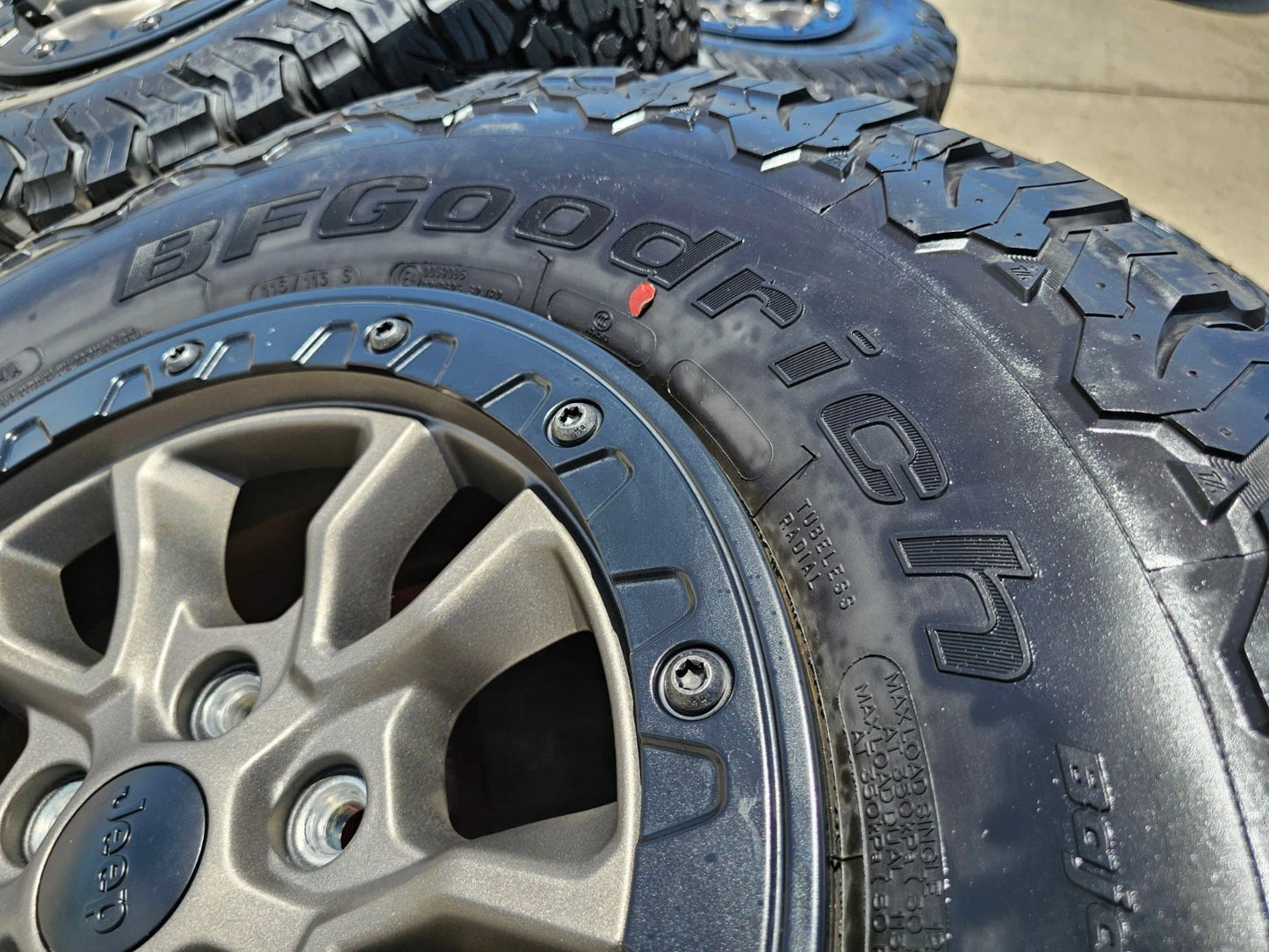 17" Jeep Wrangler 392 Gladiator Rubicon OEM 9304 95240 BEADLOCK wheels rims NEW