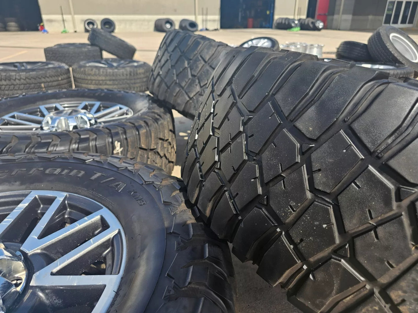 20" Ford F-250 F-350 OEM 10104 LARIAT rims wheels BFG KM2 37"