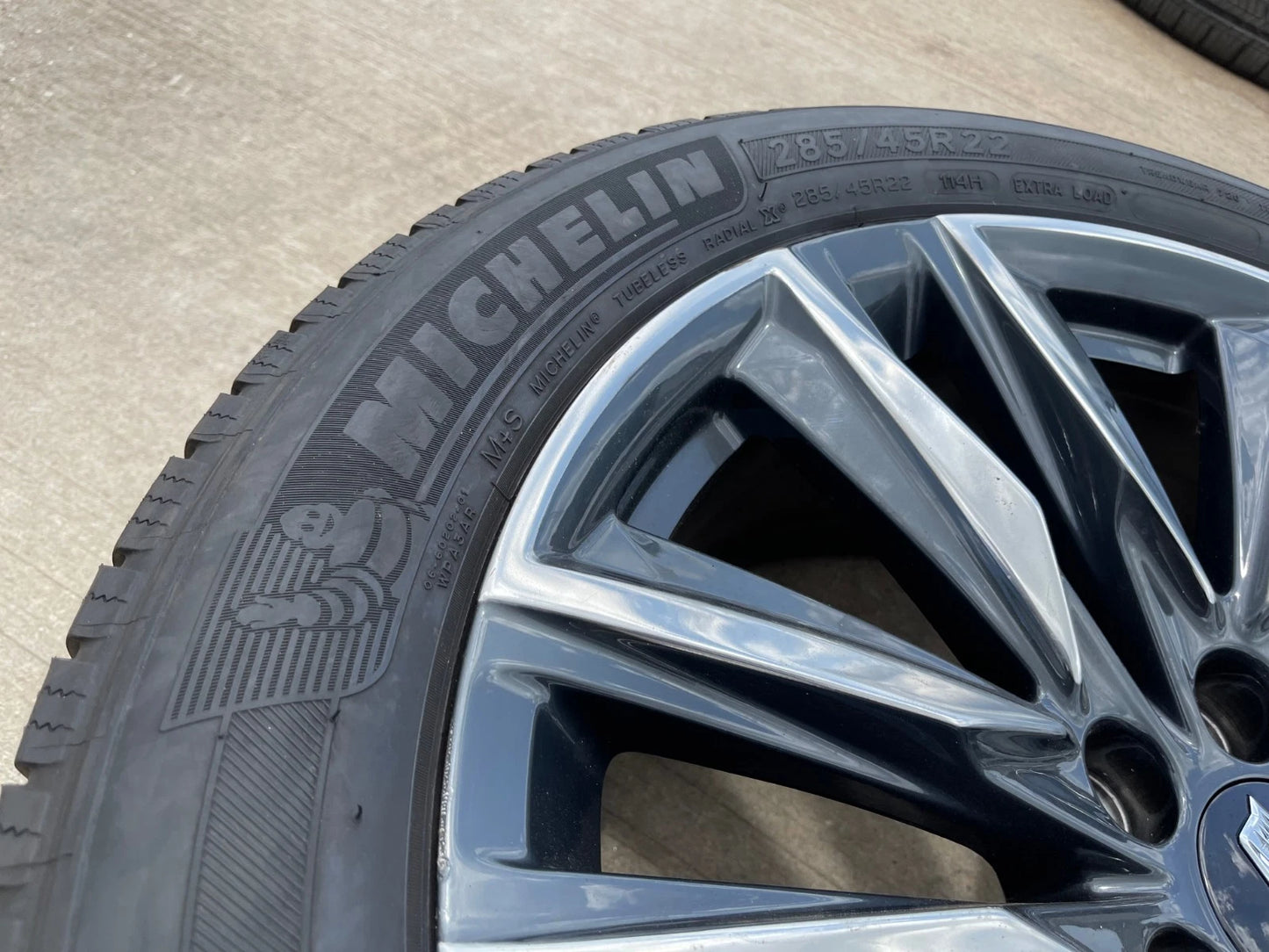 (1) 22" Cadillac Escalade OEM Platinum wheel rim 4869 95028 tire MICHELIN