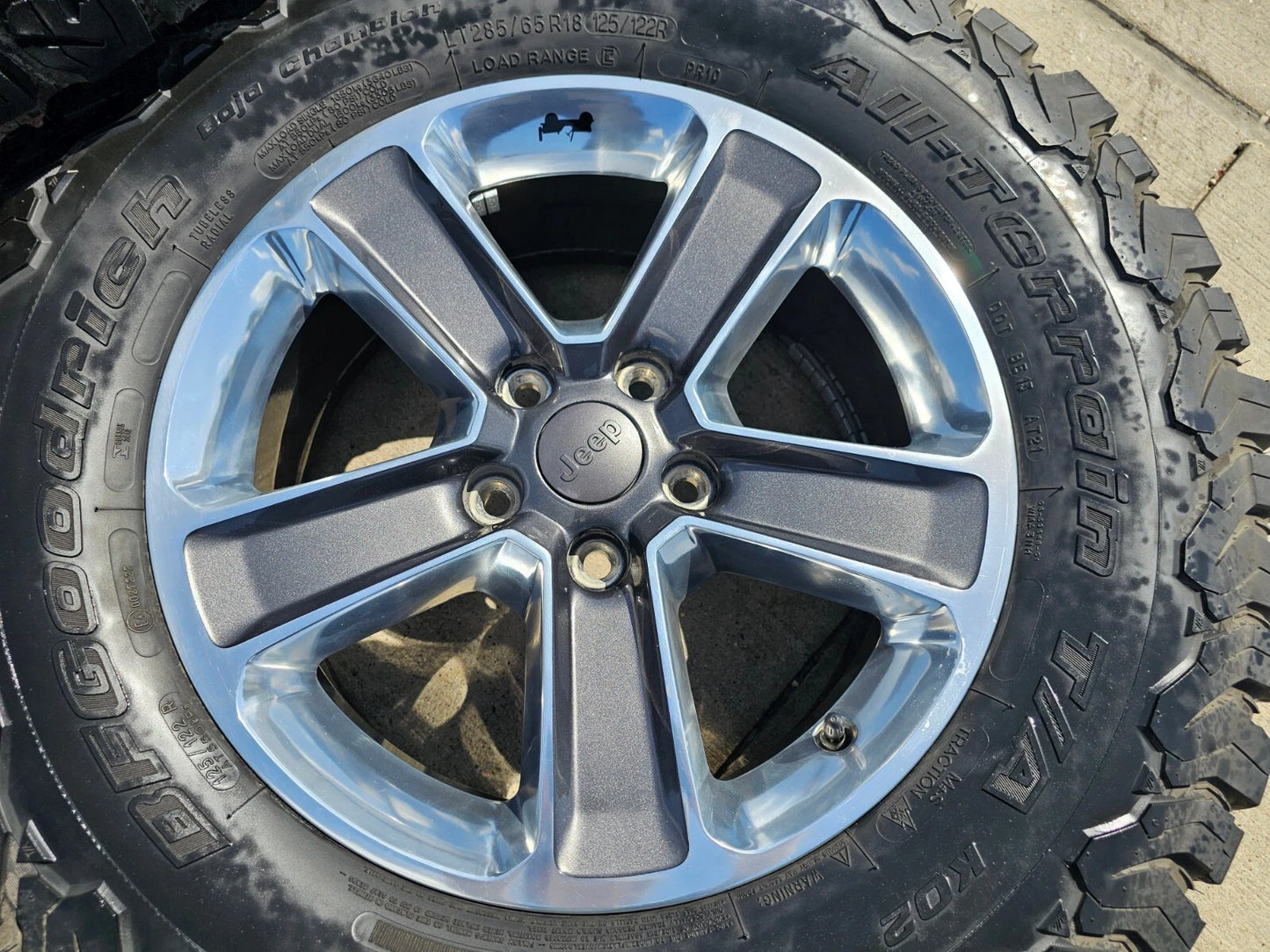 18" Jeep Wrangler Sahara Rubicon OEM 9221 9255 wheels rims BFG 33"