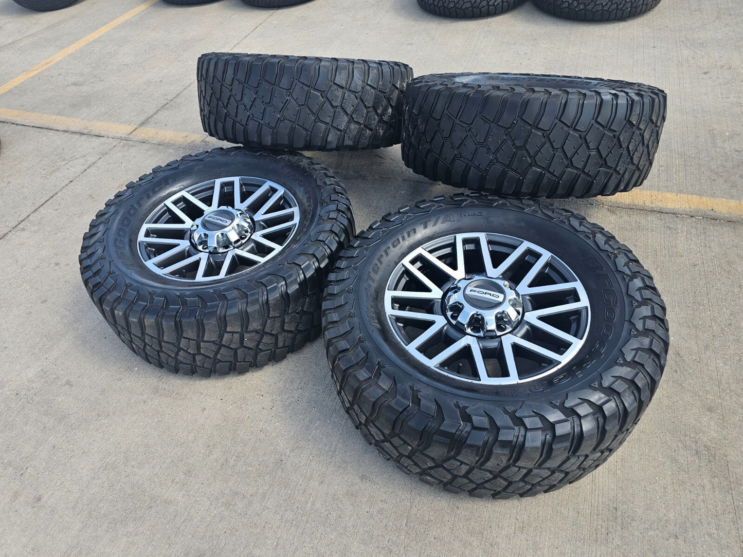20" Ford F-250 F-350 OEM 10104 LARIAT rims wheels BFG KM2 37"