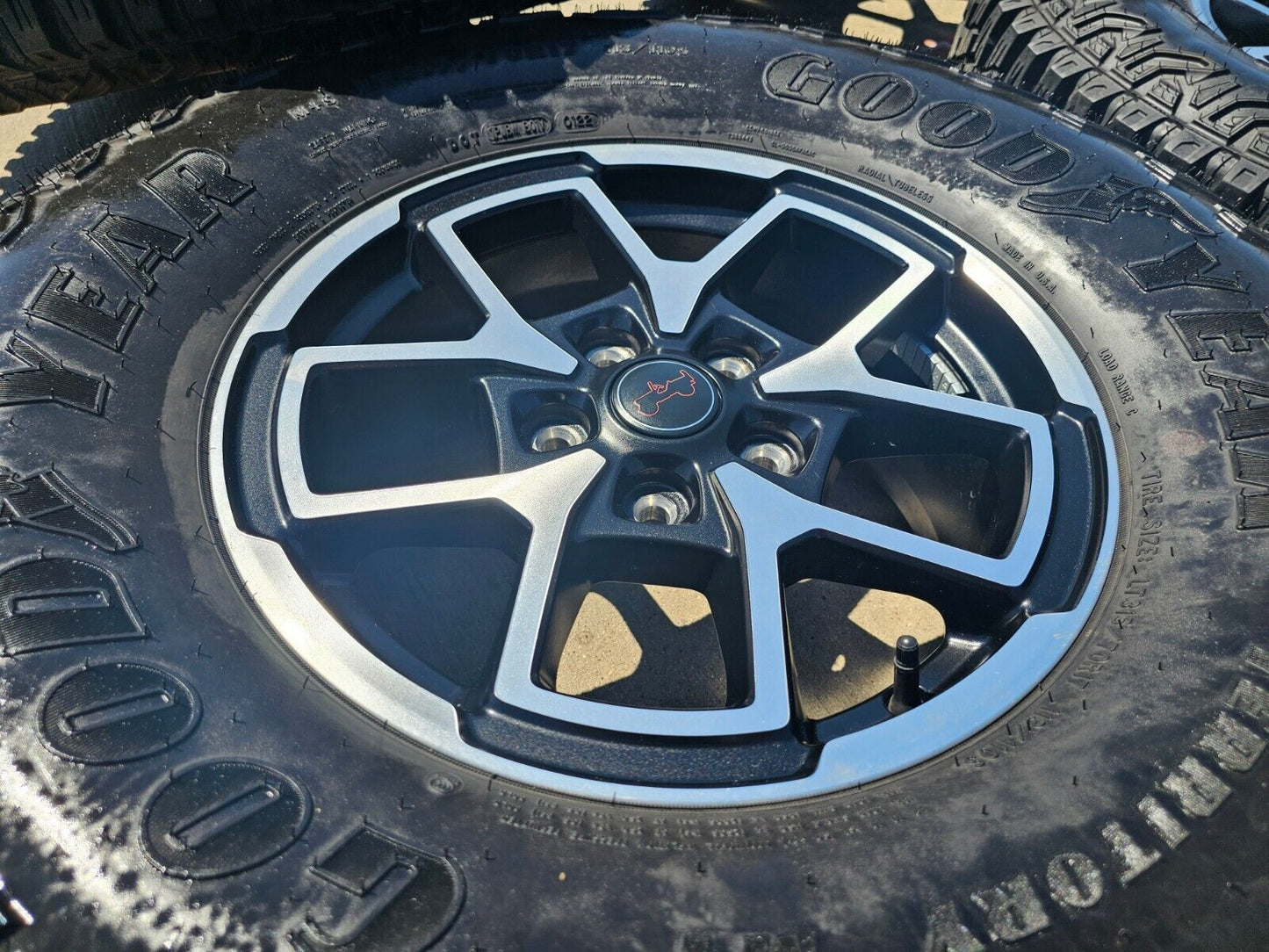 17" Jeep Wrangler Rubicon OEM 9237 wheels rims Gladiator tires 2024 2025 NEW 35"