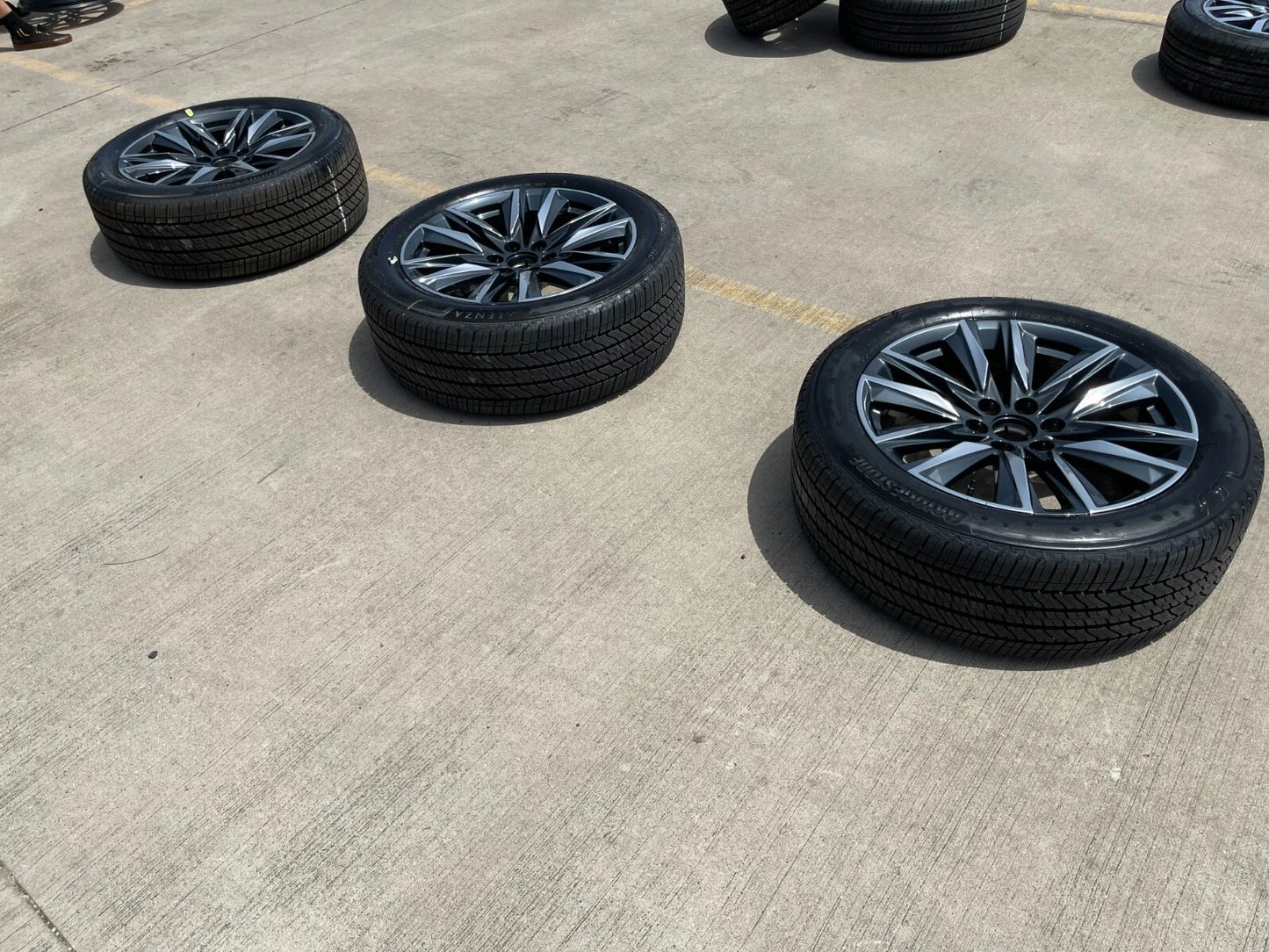 (1) 22" Cadillac Escalade OEM Platinum 4869 95028 wheel rim 2022 2023 2024 2025