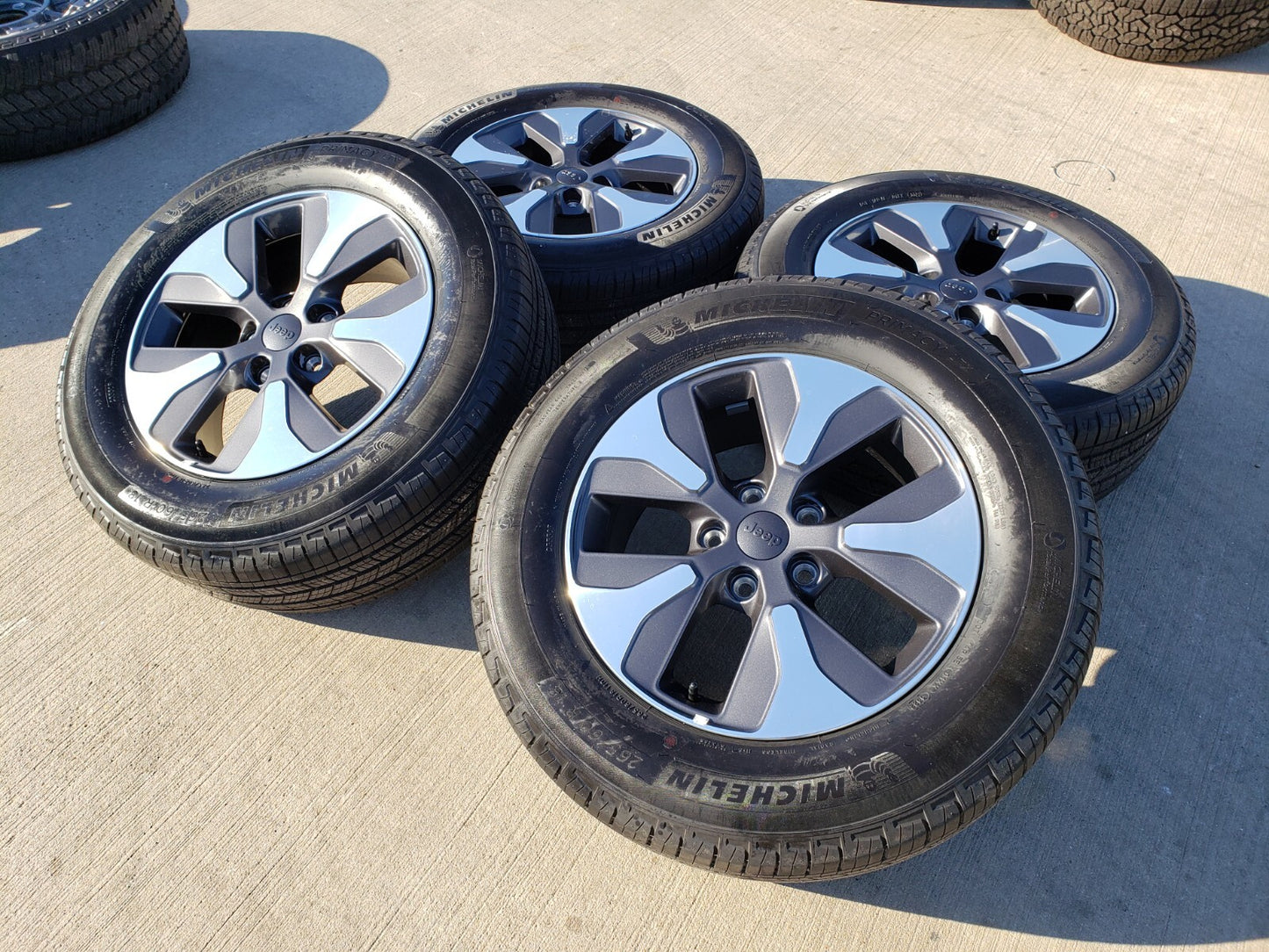 18" Jeep Grand Cherokee L OEM wheels rims 9308 Durango tires MICHELIN