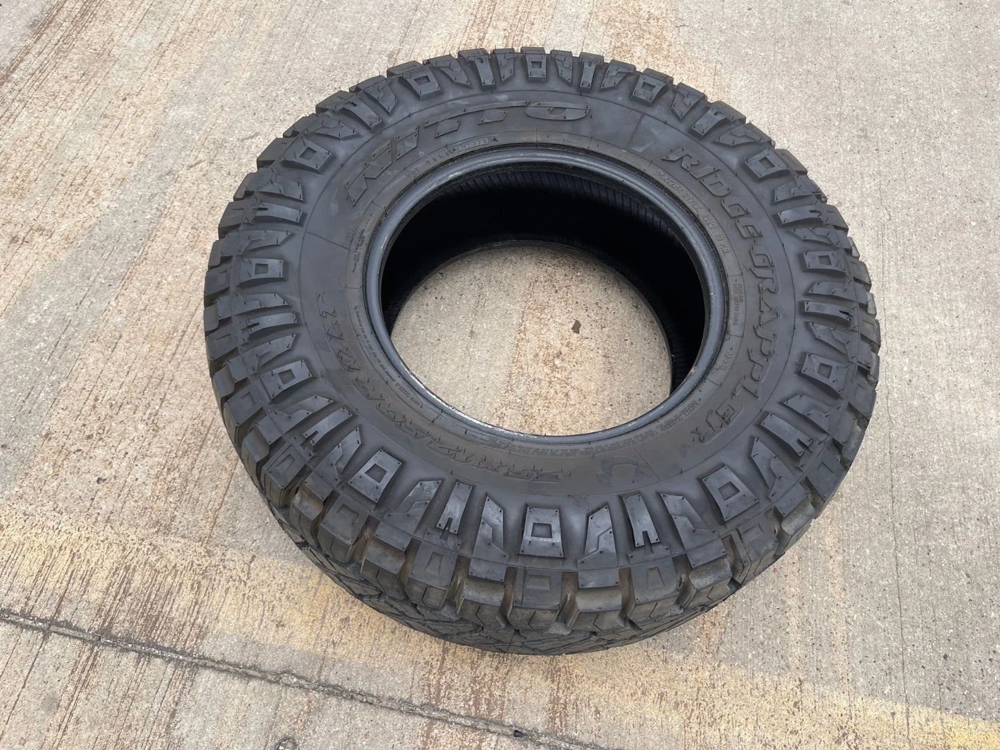 (1) 35x12.5x17 Nitto Ridge Grappler R/T tire 121Q E 10 PLY