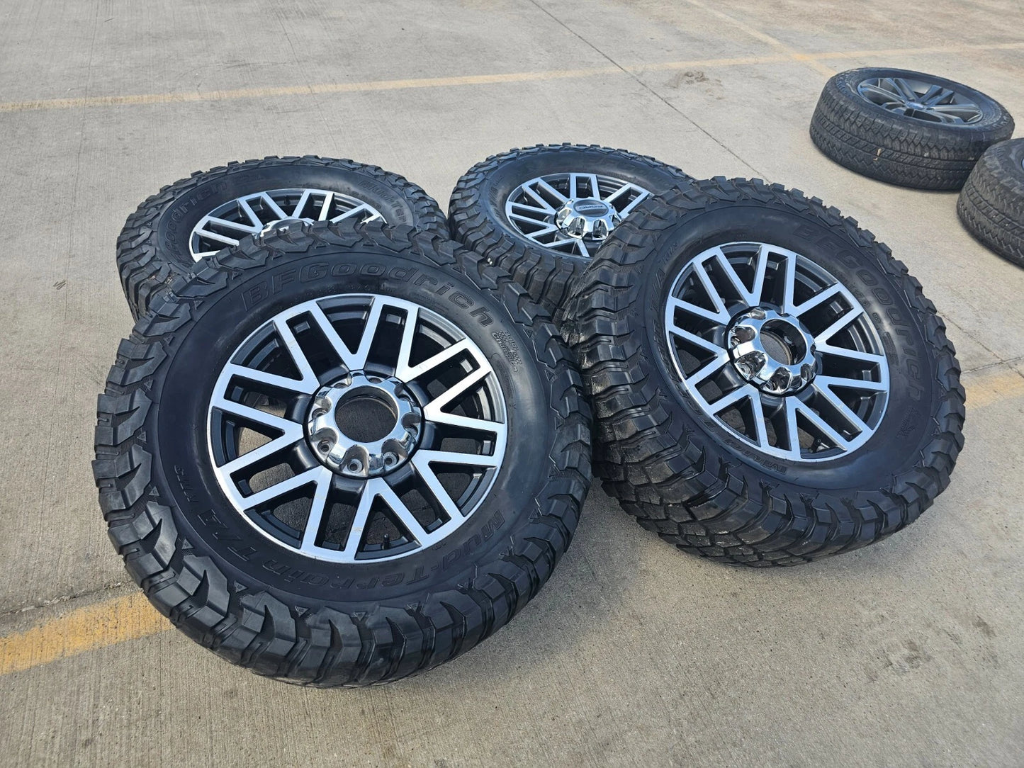 20" Ford F-250 F-350 OEM 10104 LARIAT rims wheels BFG KM2 37"