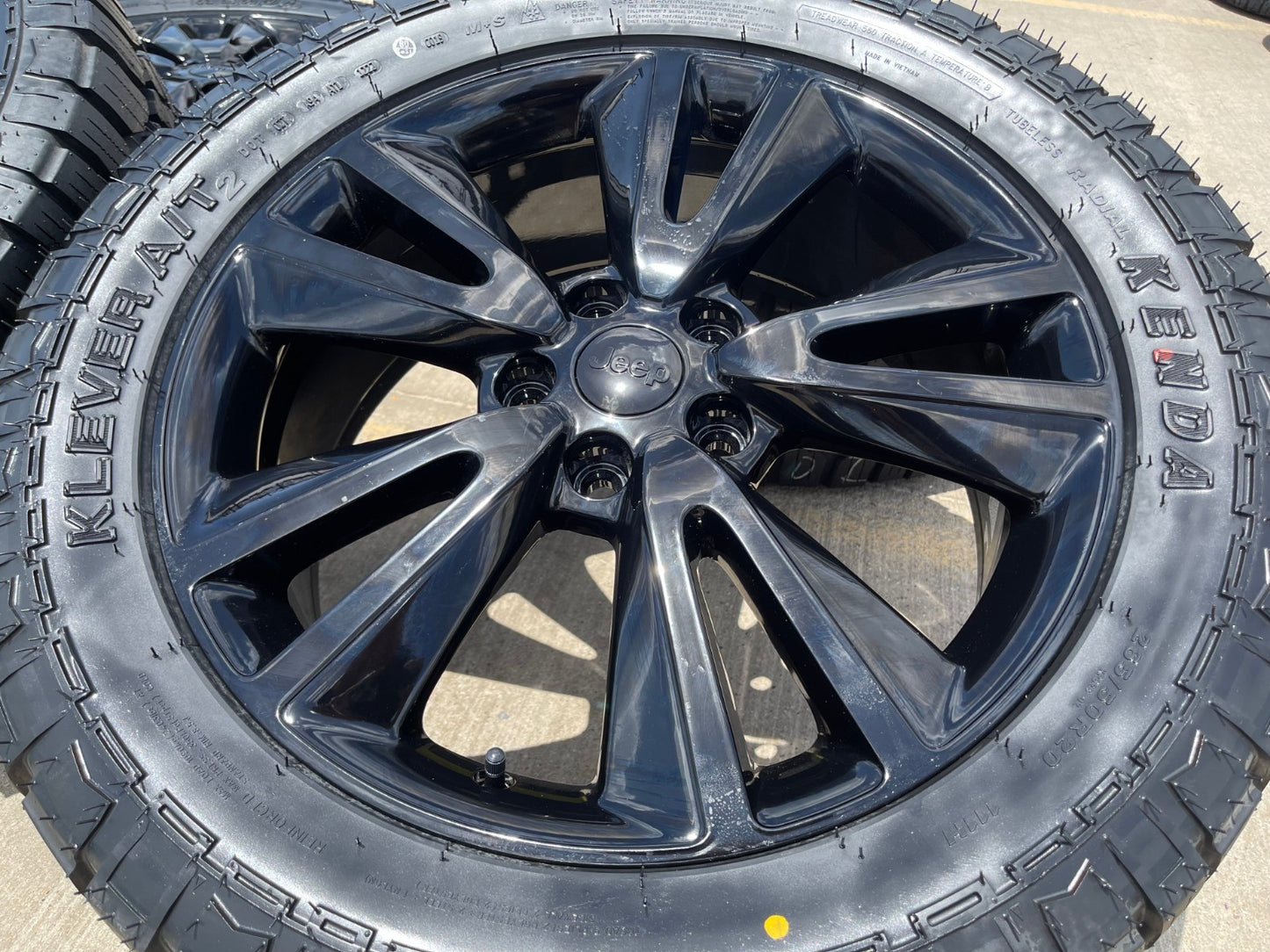 20" Jeep Grand Cherokee L OEM wheels rims 2393 KENDA tires NEW