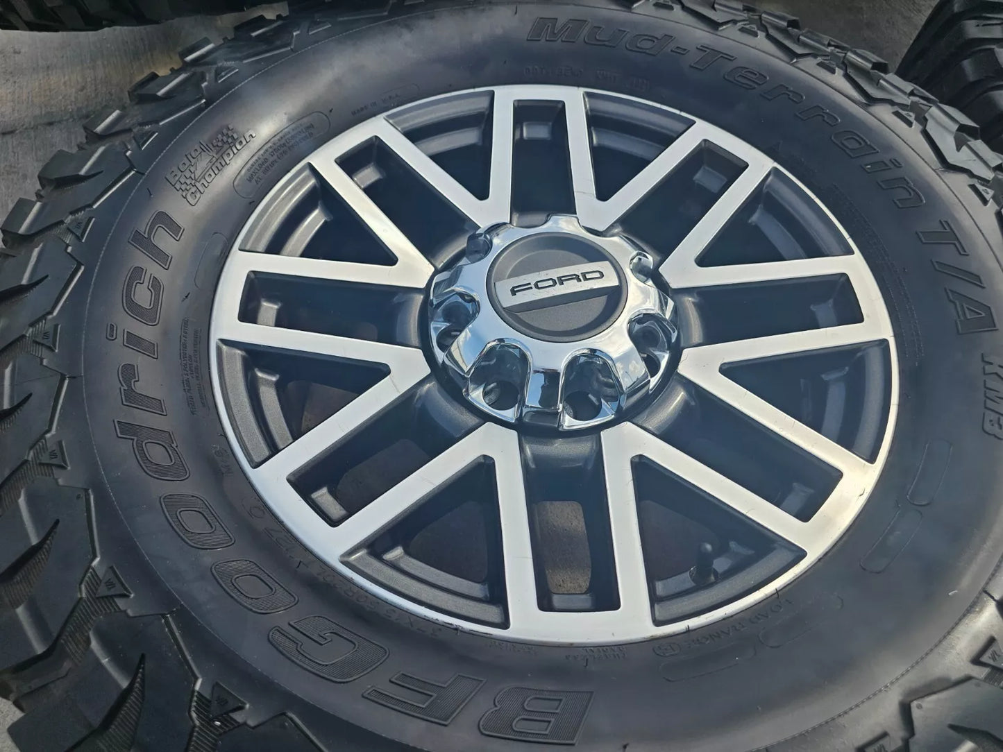 20" Ford F-250 F-350 OEM 10104 LARIAT rims wheels BFG KM2 37"
