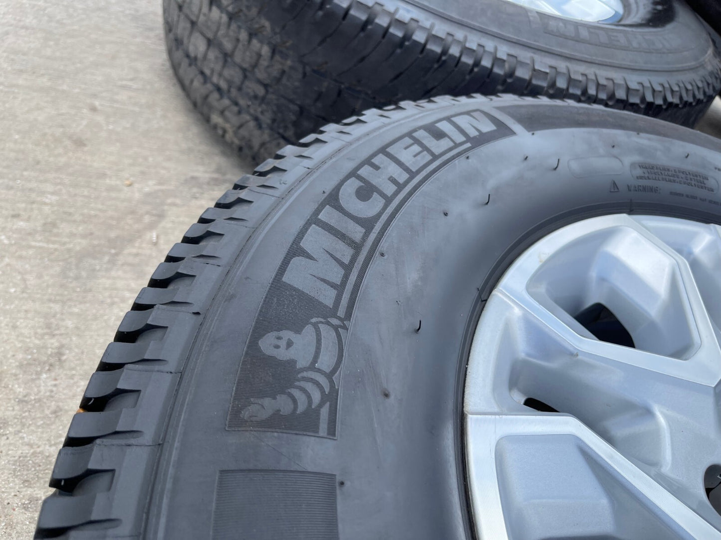 18" Chevy Silverado 2500 3500 OEM 5959 wheels rims MICHELIN LTX A/T2